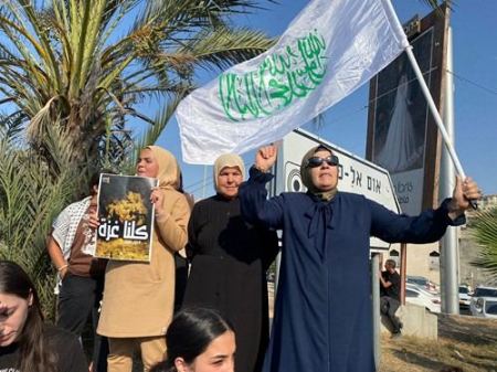 العشرات يتظاهرون في أم الفحم تضامنا مع غزة وتنديدا بالعدوان الاسرائيلي